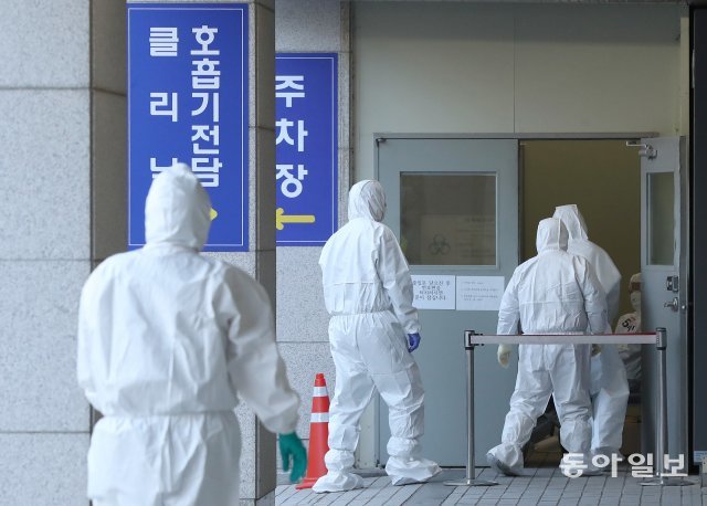 2일 서울 은평구 서울시립서북병원에서 코로나19 확진자들이 의료진과 함께 CT검사를 위해 이동하고 있다.