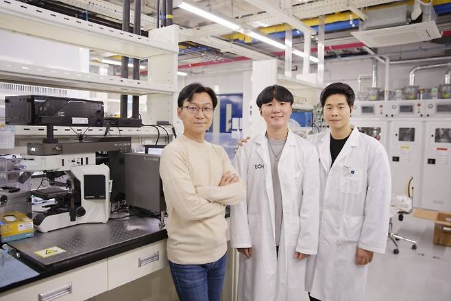 UNIST 에너지화학공학과의 (왼쪽부터)권영국 교수와 이호정 연구원, 최한샘 연구원이 이산화탄소를 개미산으로 전환하는 촉매를 개발했다. UNIST 제공.