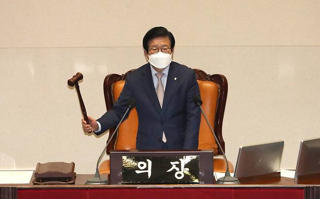 박병석 국회의장이 2일 오후 열린 국회 본회의에서 개회를 알리는 의사봉을 두드리고 있다. 연합뉴스