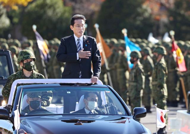 기시다 후미오 일본 총리가 지난달 27일 도쿄 네리마구 등에 있는 육상자위대의 아사카(朝霞) 주둔지에서 병력을 사열하고 있다. 도쿄=교도 연합뉴스