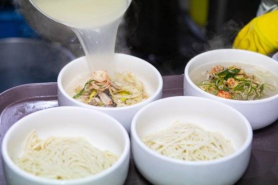 황생가칼국수는 한우 사골과 양지, 사태를 넣고 푹 끓인 육수를 쓴다. 최승표 기자