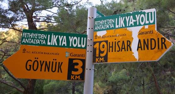 리키안 웨이 이정표. 이정표에 리키아 욜루(Likya Yolu)라고 쓰였다.