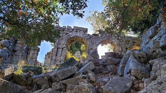 테르메소스. 무너져 내린 돌 무더기 속에서도 옛 모습을 간직한 유적이 남아 있었다.