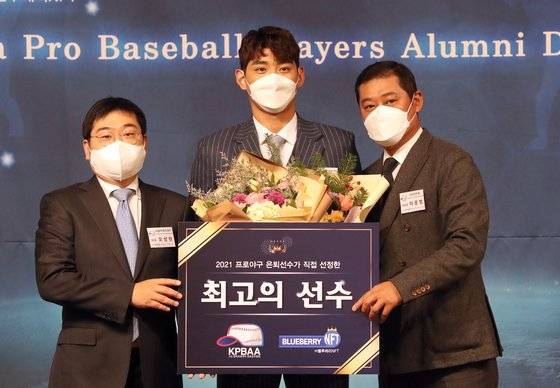 이정후(가운데)가 아버지 이종범 코치 앞에서 최고의 선수상을 수상했다. 정시종 기자