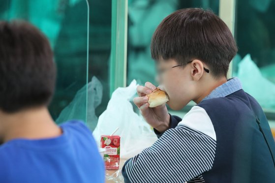전국학교비정규직노조·교육공무직본부가 2차 총파업에 들어간 2일 대전 서구에 위치한 초등학교 급식실에서 학생들이 점심으로 빵을 먹고 있다. 뉴스1