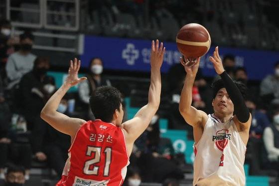 현대모비스가 오리온을 꺾고 단독 6위가 됐다. 사진은 현대모비스 김현민이 슛 하는 장면. [뉴스1]