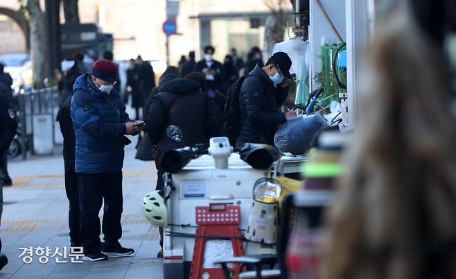 1일 서울 종로구 동대문종합시장 인근에서 노인들이 택배 일감을 받기 위해 대기하고 있다. 권도현 기자
