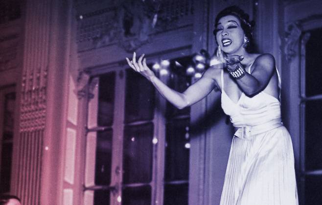 조세핀 베이커가 1940년 5월 제2차 세계 대전 당시 파리의 모데른 호텔에서 공연을 하고 있다. 게티이미지