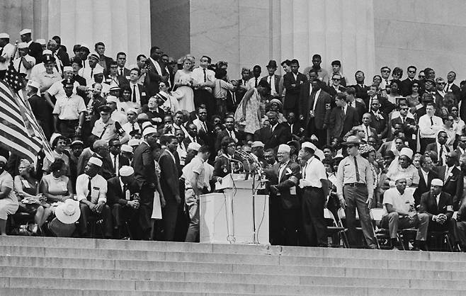 1963년 8월 28일 미국 워싱턴 DC에서 열린 직업과 자유를 위한 행진에서 미국 태생의 프랑스 연예인이자 시민권 운동가인 조세핀 베이커가 연설하고 있다. 게티이미지
