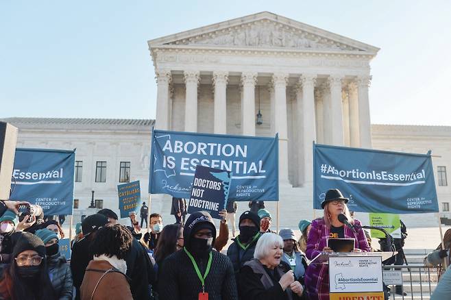 1일(현지시간) 미국 워싱턴 연방대법원 청사 앞에서 낙태 합법화를 지지하는 단체들이 집회를 열고 있다. 재생산권리센터제공/AP연합뉴스