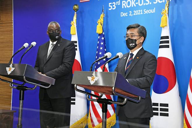 서욱 국방부 장관(오른쪽)과 로이드 오스틴 미국 국방부 장관이 2일 서울 용산구 국방부에서 열린 제53차 한·미 안보협의회 후 공동 기자회견을 하고 있다. 사진공동취재단