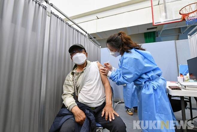서울 송파구 거여동 송파체육문화회관에 마련된 예방접종센터에서 어르신이 화이자 백신을 접종 받고 있다.    사진공동취재단