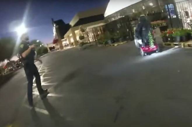 현지시간 지난달 29일 해당 현장 CCTV. 경찰이 전동 휠체어를 탄 남성에게 총을 겨누고 있다. /사진=CNN