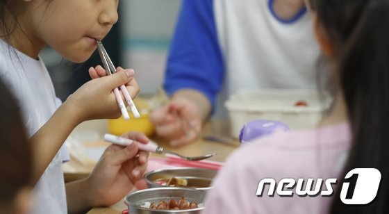 학교비정규직 파업에 따른 급식 중단으로 도시락을 먹고 있는 초등학생들. 해당 사진은 본 기사 내용과 직접 관련 없음. / 사진 = 뉴스1