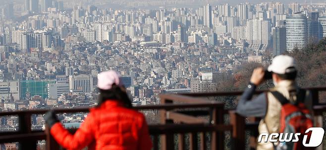 ( 서울 남산에서 본 도심 주택가 전경.  /사진제공=뉴스1