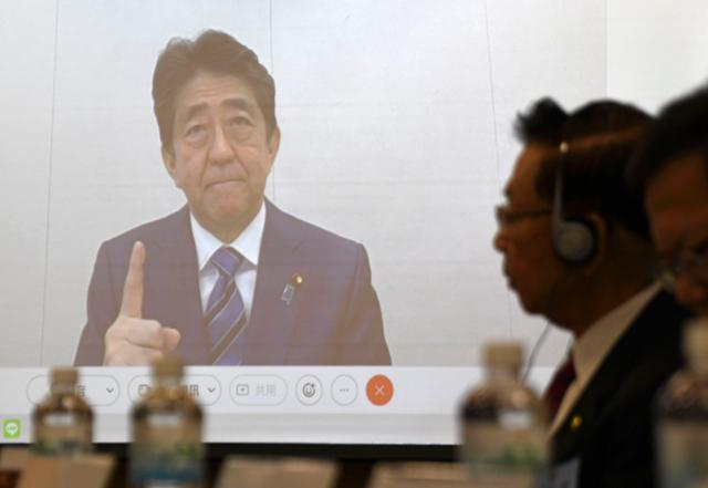 아베 신조 전 일본 총리가 2021년 12월 1일 대만 국가정책연구소가 주최한 포럼에 화상으로 참석해 강연하고 있다. /AP=뉴시스