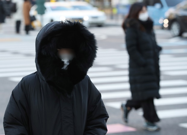 오는 3일은 아침 최저기온이 올라 2일 보다는 추위가 다소 누그러지지만 추운 날씨가 이어질 것으로 보인다. 사진은 2일 오전 서울 광화문 사거리를 지나 빠르게 걸음을 옮기는 시민. /사진=뉴스1