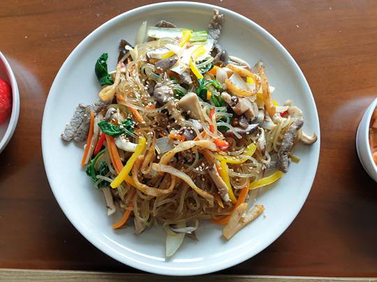 당면에다 고기와 채소를 넣어 만든 잡채. 이렇게 만드는 게 당연하게 여겨지지만, 궁중요리로 출발한 잡채는 본래 갖은 나물만을 익혀 무친 요리였다. 잡채에 고기나 당면이 들어간 건 근대 이후다.