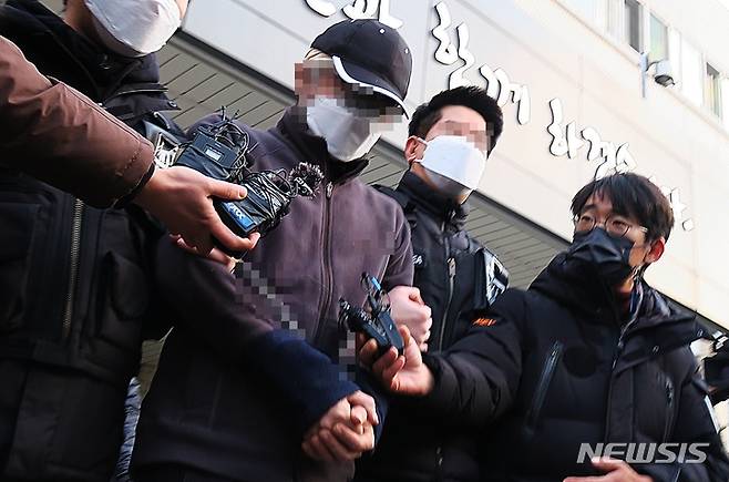 [인천=뉴시스] 김동영 기자 = 인천 남동구 한 빌라에서 층간 소음으로 문제로 아랫층 이웃과 갈등을 겪다 일가족에게 흉기를 휘둘러 다치게 한 40대 남성이 24일 오전 인천 남동구 남동경찰서에서 검찰로 송치되고 있다. 2021.11.24. dy0121@newsis.com