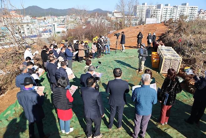 [고성(경남)=뉴시스] 신정철 기자= 경남 고성군은 2일 고성읍 동외리 일원 '고성 동외동패총' 발굴조사 현장에서 소가야의 탄생 및 생활상의 재확인을 위한 ‘고성 동외동패총' 발굴조사 현장을 군민에게 공개하고 있다.(사진=고성군 제공).2021.12.02. photo@newsis.com *재판매 및 DB 금지