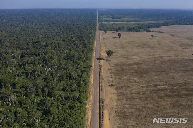 [브라질=AP/뉴시스] 아마존 타파조스 산림과 콩 농장이 고속도로를 사이에 두고 있다. 21일(현지시간) 글로벌 위트니스는 세계 은행과 자산 운용사들이 산림 파괴에 악영향을 끼치는 기업들에 1190억 달러에 이르는 자금 조달을 해왔다고 밝혔다. 2021.10.21.