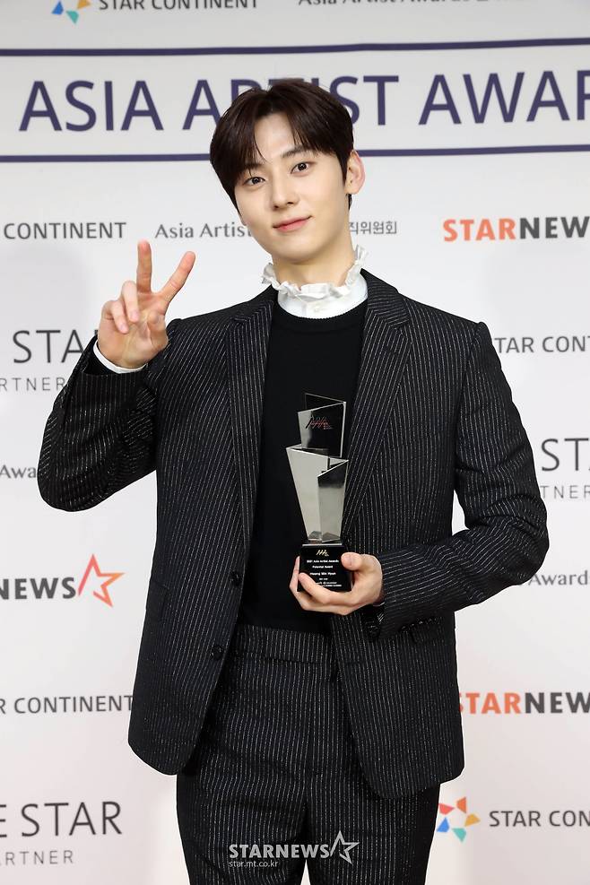 황민현 '수상 너무 기뻐요!'[★포토]