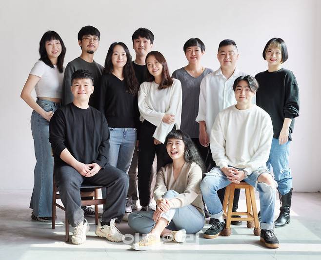 연극 ‘김수정입니다’의 김수정 연출(뒷줄 오른쪽에서 세 번째)과 출연 배우들(사진=두산아트센터)