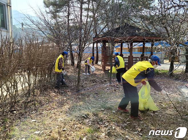 충북 영동의 어르신들이 공익활동을 하고 있다. (영동군 제공)© 뉴스1