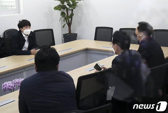 당무를 중단하고 잠행 중인 이준석 국민의힘 대표가 울산 남구 국민의힘 울산시당에서 김기현 원내대표와 대화를 나누고 있다. 2021.12.3/뉴스1 © News1 윤일지 기자