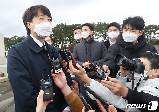 2일 오후 당무를 중단하고 잠행 중인 국민의힘 이준석 대표가 제주시 봉개동 제주4·3평화공원 참배를 마친 후 취재진 질문에 답변하고 있다. 2021.12.2/뉴스1 © News1 오현지 기자