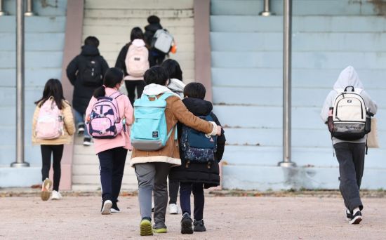 지난달 22일 오전 서울 용산구 금양초등학교에서 학생들이 등교하고 있다. 사진은 기사 중 특정 표현과 관계없음. [이미지출처=연합뉴스]