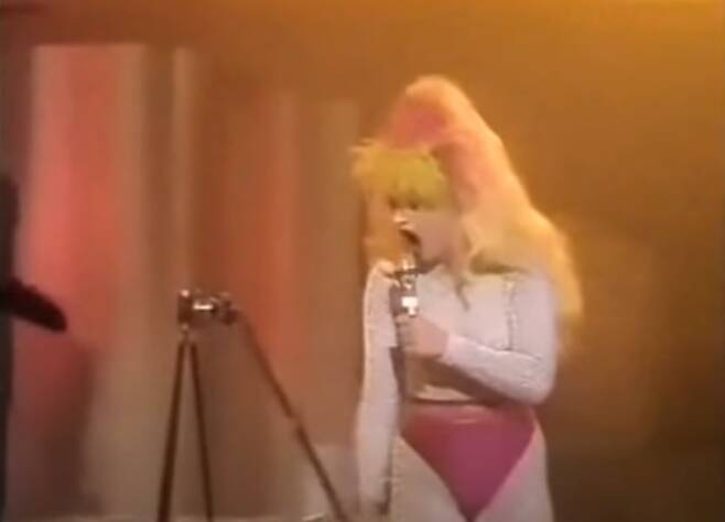 독일의 펑크록 가수 니나 하겐이 1985년 공연에서 카메라에서 흑백 필름을 빼는 장면을 연출하고 있다./유튜브 스크린샷