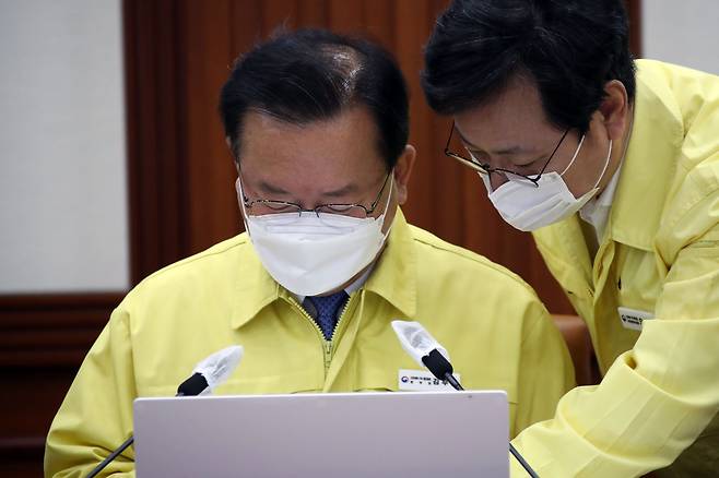 김부겸 국무총리가 3일 정부서울청사에서 열린 코로나19 대응 중앙재난안전대책본부 회의를 주재하기에 앞서 자료를 보고 있다. /연합뉴스