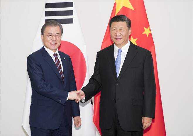문재인 대통령과 시진핑 중국 국가주석이 2019년 6월 27일 일본 오사카에서 만나 악수하고 있다. /신화 연합