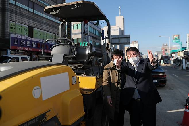 국민의힘 윤석열 대선 후보가 2일 근로자 3명이 사고로 사망한 경기 안양시의 한 도로포장 공사장을 긴급 방문, 둘러보고 있다. /국민의힘 윤석열 대선후보 캠프 제공