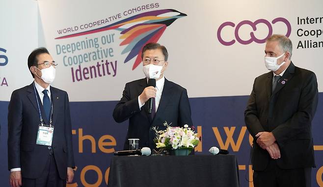 문재인 대통령이 1일 서울 광진구 그랜드워커힐 호텔에서 열린 제33차 세계협동조합대회 개회식 참석에 앞서 아리엘 구아르코 국제협동조합연맹(ICA) 회장, 이성희 농협중앙회장과 환담하고 있다. /연합뉴스