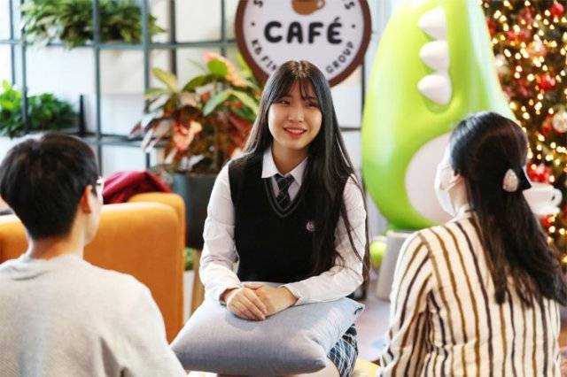 1일 서울 영등포구 KB국민은행 휴게실에서 최근 ‘ESG 동반성장 전형’ 채용으로 합격한 김선미 양(가운데), 이강 씨(왼쪽), 신은영 씨가 모였다. 국민은행은 올 하반기 채용에 처음으로 다문화가족 자녀, 탈북자, 기초생활수급자를 별도로 뽑는 전형을 만들었다. KB국민은행 제공