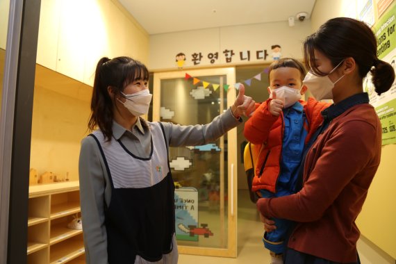 지난 3월 서울 돈의문 DL 사옥에 개원한 한숲 어린이집에 임직원 자녀가 등원하고 있다.