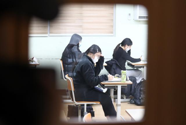 지난달 18일 대전 유성구 한 고등학교에서 수험생들이 대학수학능력시험을 준비하고 있다. 대전=연합뉴스