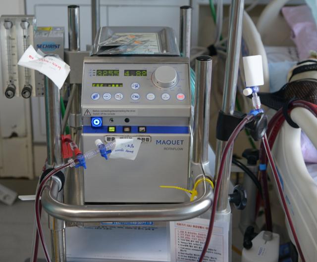 서울 종로구 강북삼성병원 코로나19 병동에 설치돼 있는 ‘에크모(ECMO)’. 심폐 기능이 정상적이지 않은 중환자의 혈액에 산소를 공급해주는 장비다. 강북삼성병원 제공