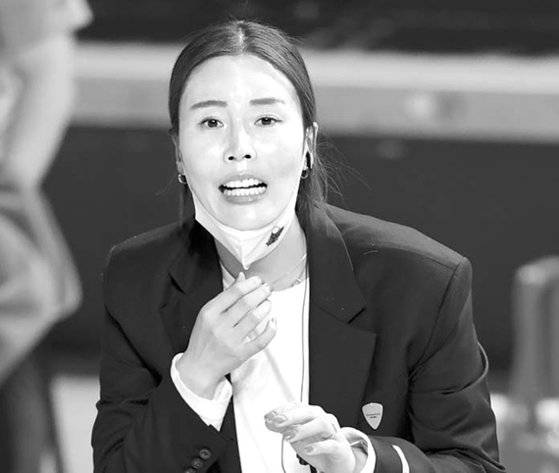 김사니 IBK기업은행 감독대행이 2일 도로공사전을 끝으로 3경기 만에 물러났다. [사진 KOVO]