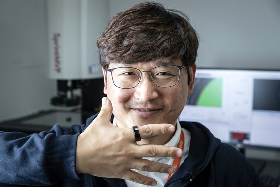 이병환 스카이랩스 대표가 반지형 심장 모니터링 의료기기 ‘카트원’(CART-I)을 착용한 모습. 카트원으로 측정된 데이터는 의료적 판단이 가능한 유의미한 데이터가 된다. 장진영 기자