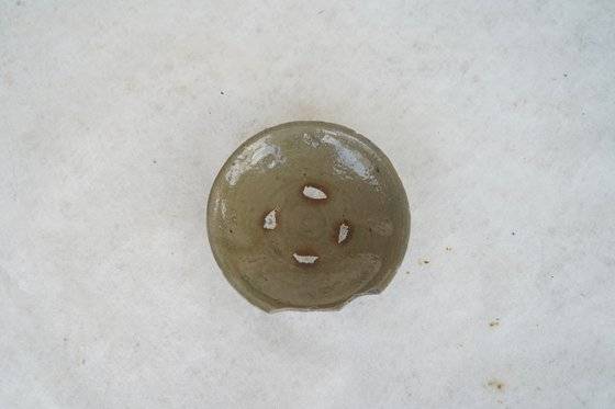 2021 명량대첩로 해역 8차 수중발굴조사에서 발견된 청자. 이번 조사에서 발견된 고려청자는 모두 일부가 깨진 형태, 혹은 조각으로 발견됐다. 사진 국립해양문화재연구소