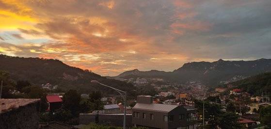 인왕산 암벽을 보고 있자면 그 모습이 어떤 생명체에도 쉽게 자리를 내주지 않을 것 같은 위세로 서 있다. [사진 김현정]