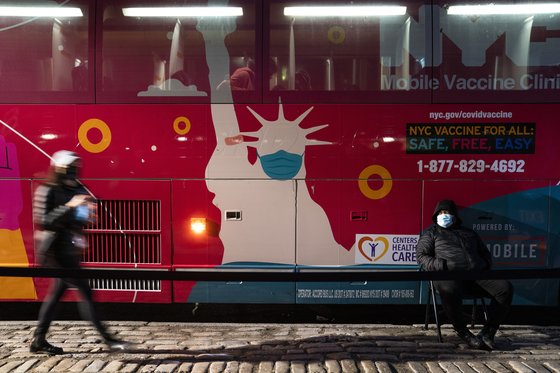 미국 뉴욕에 코로나19 백신접종을 할 수 있는 이동식 버스가 길가에 세워져 있다. 연합뉴스