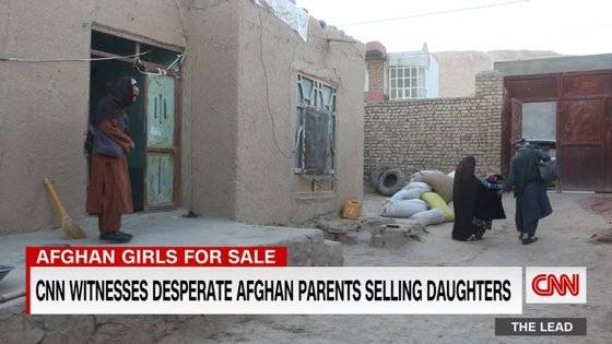 매매혼으로 팔린 말릭이 팔을 잡힌 채 울면서 끌려가는 모습. [사진 CNN보도 캡처]