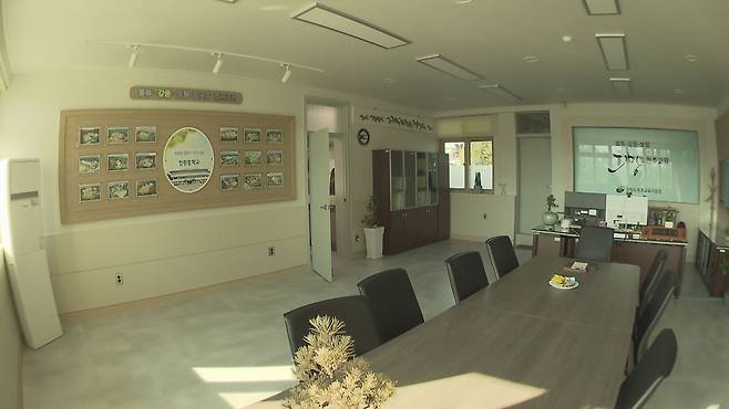 3,400만 원을 들여 리모델링을 한 강원도 원주교육지원청 교육장실