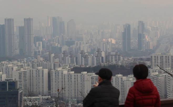 서울 강북 지역의 아파트 단지를 내려다 보고 있는 시민 모습 [매경DB]