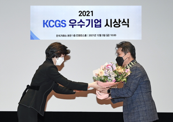 기아 경영전략실장 신동수 상무(오른쪽)가 한국기업지배구조원 심인숙 원장(왼쪽)으로부터 ESG 우수기업상을 수상하고 있는 모습 [사진제공=기아]
