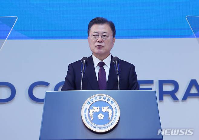 [서울=뉴시스] 전진환 기자 = 문재인 대통령이 1일 서울 광진구 그랜드워커힐 호텔에서 열린 제33차 세계협동조합대회 개회식에서 축사를 하고 있다. 2021.12.01. amin2@newsis.com